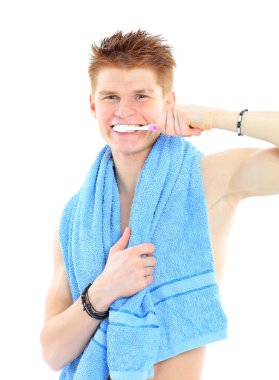 genç bir adam onun metreyi fırçalama banyo aynada yansıması