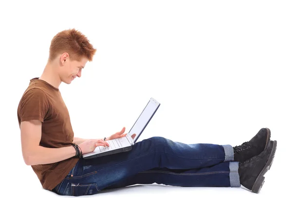 Bem sucedido homem feliz deitado o n chão usando laptop — Fotografia de Stock