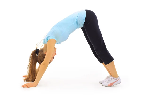 La hermosa joven practica deportes sobre un fondo blanco — Foto de Stock