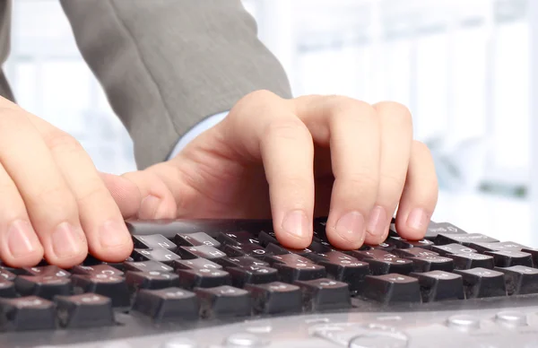 Office worker prints on the black keyboard — Stock Photo, Image
