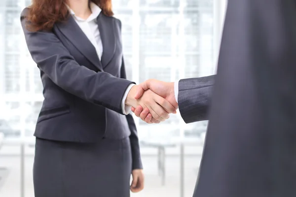 Handshake podnikatelé v kanceláři. — Stock fotografie