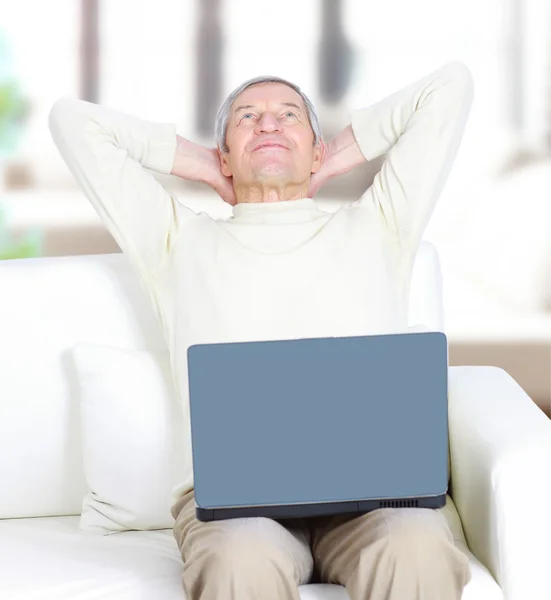 Adult male at home resting for a laptop. — Stock Photo, Image