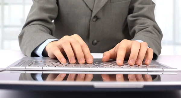 L'homme d'affaires, tapant sur son ordinateur portable. Dans le bureau . — Photo