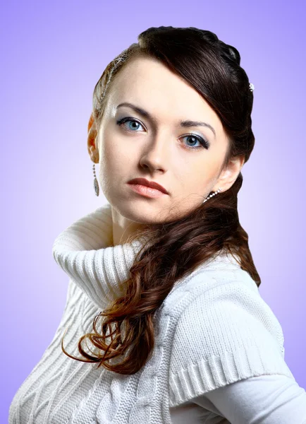 Krásná dívka v svetru. izolované na fialovém pozadí. — Stock fotografie