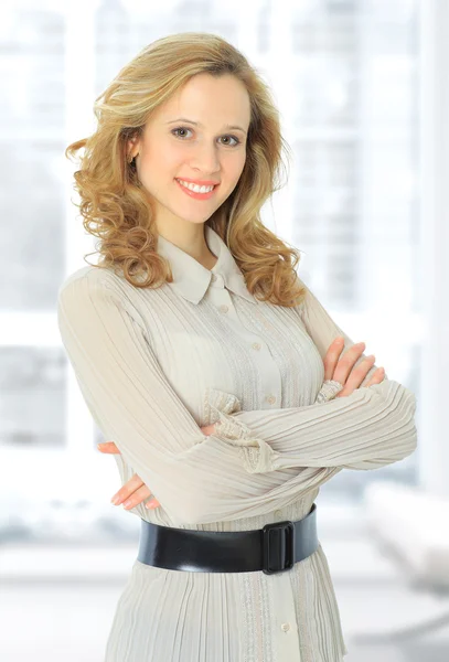 Joven mujer de negocios sonriendo — Foto de Stock