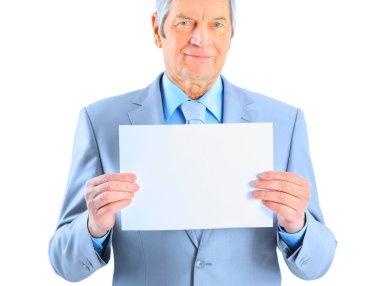 büyük, beyaz bir poster tutan yaş of't, güzel bir iş adamı. Beyaz bir arka plan üzerinde izole.