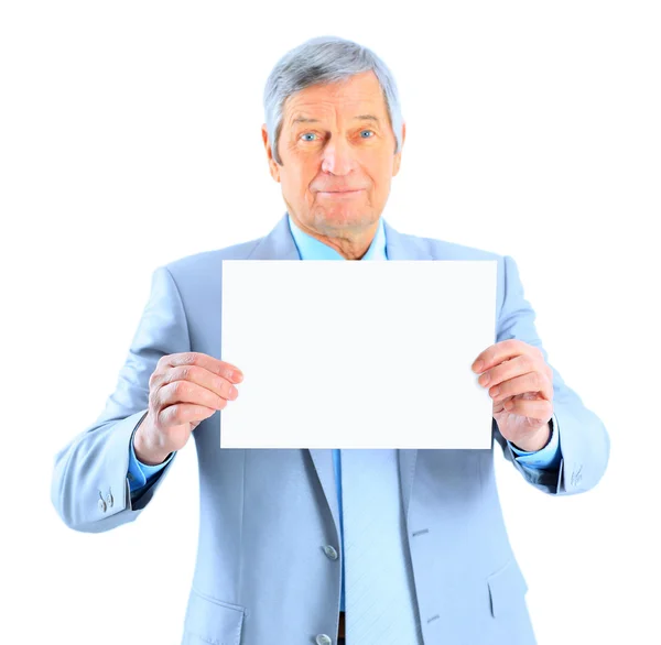 Mooi zakenman aan de leeftijd of't houden van een grote witte poster. geïsoleerd op een witte achtergrond. — Stockfoto