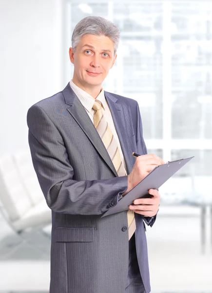 Geschäftsmann mit den Unterlagen im Büro. — Stockfoto