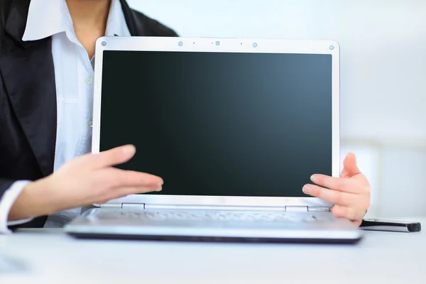 Caratteristica donna con computer portatile in mano sorridente, in carica . — Foto Stock