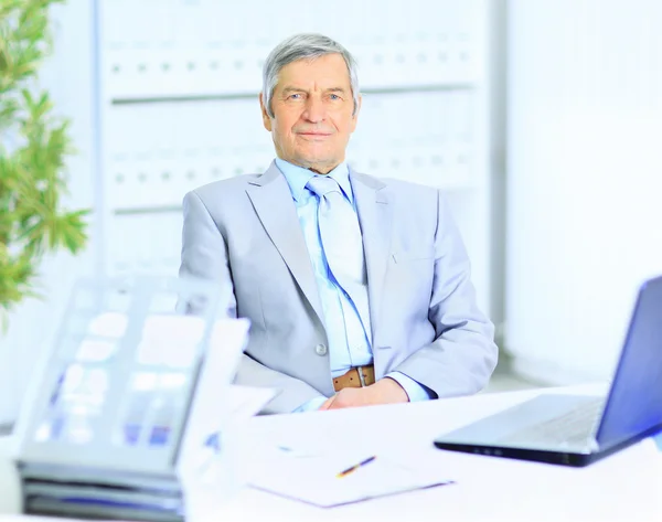 The businessman at the age of works for the laptop. — Stock Photo, Image