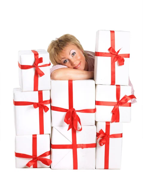 Glad kvinna med en gåva — Stockfoto