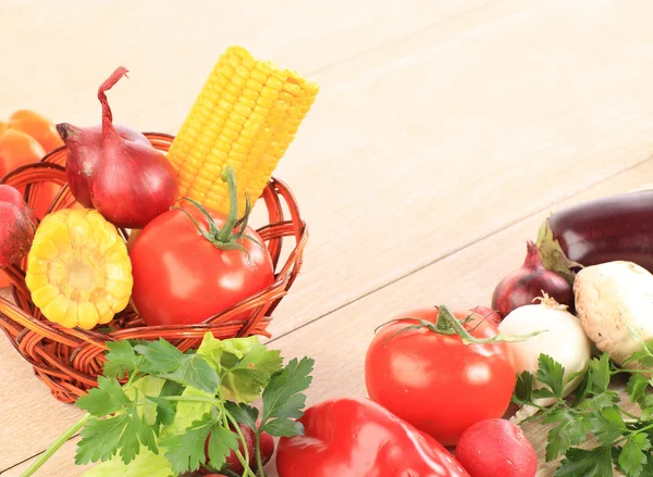 Samenstelling met rauwe groenten en rieten korf geïsoleerd op wh — Stockfoto