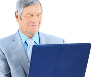 laptop için çalışır, yaşında bir iş adamı. Beyaz bir arka plan üzerinde izole.