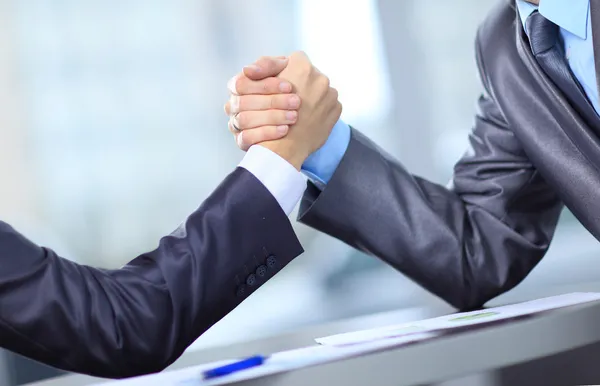 iki işadamı basın birbirlerine ileri bir arka plan üzerinde eller