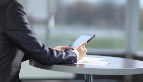 İş yerindeki modern dijital tablet bilgisayarına elle dokunmak.