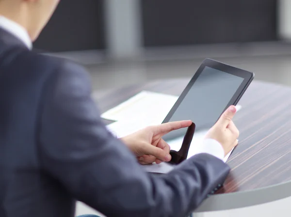 Toucher à la main sur tablette numérique moderne PC sur le lieu de travail. — Photo