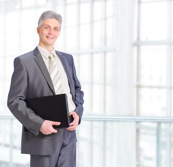 Zakenman met de documenten in het kantoor. — Stockfoto