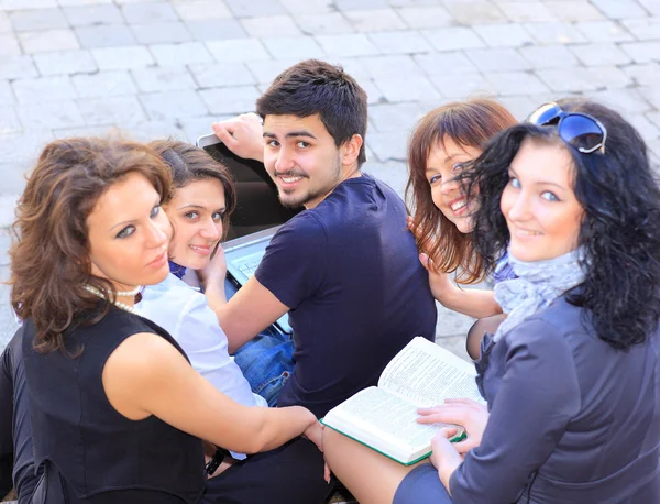 Grupp glada studenter. — Stockfoto