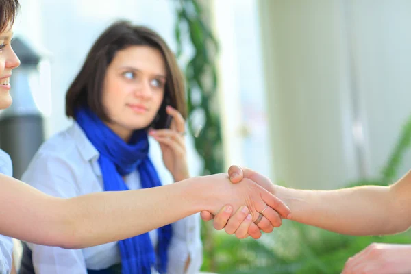 Gruppo di studenti allegri . — Foto Stock