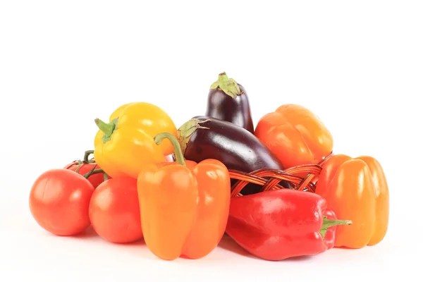 Composición con verduras crudas y cesta de mimbre aislada en wh —  Fotos de Stock