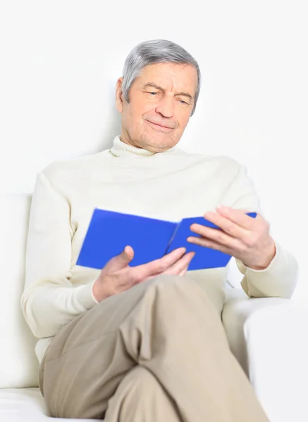 Das häusliche Leben eines älteren Menschen. — Stockfoto