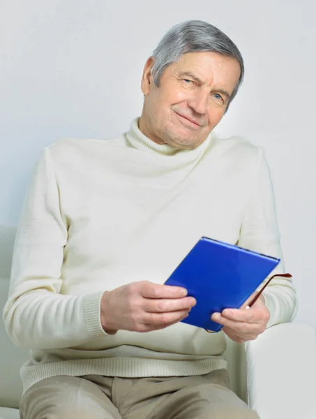 The home life of an elderly person. — Stock Photo, Image