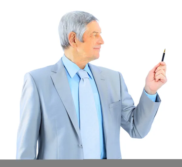 Ωραίο επιχειρηματίας στην ηλικία, κατέχει πριν από την πένα του. απομονωθεί σε λευκό φόντο. — Φωτογραφία Αρχείου