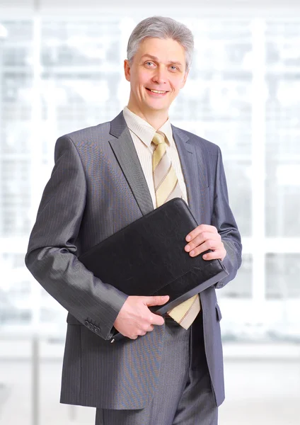 Geschäftsmann mit den Unterlagen im Büro. — Stockfoto