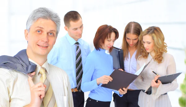 Eine Gruppe von Unternehmen im Büro. — Stockfoto