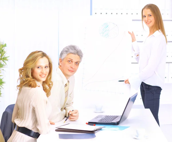 Um grupo de bons empresários discutir os planos de trabalho . — Fotografia de Stock