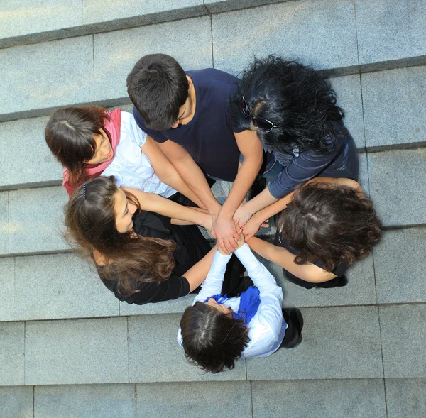 Grupo de estudantes alegres . — Fotografia de Stock