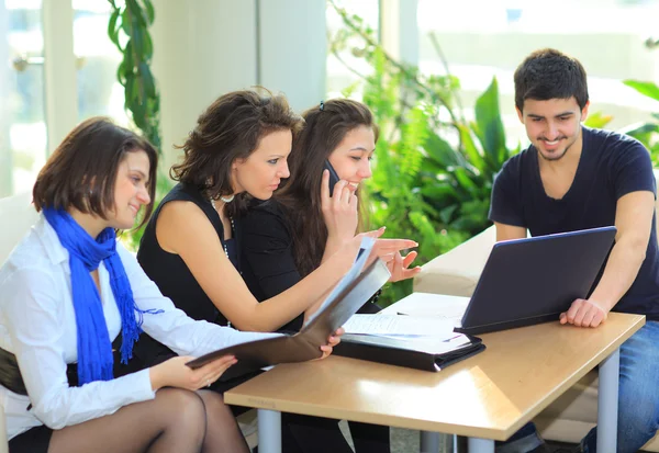 Grupo de estudantes alegres . — Fotografia de Stock