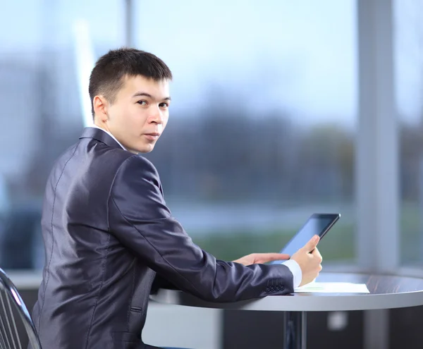 Der junge Geschäftsmann im Büro — Stockfoto