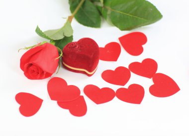 bir gül ve yüzük kutusu