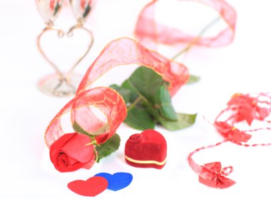 bir gül ve yüzük kutusu