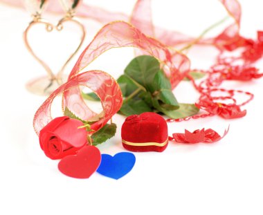 bir gül ve yüzük kutusu