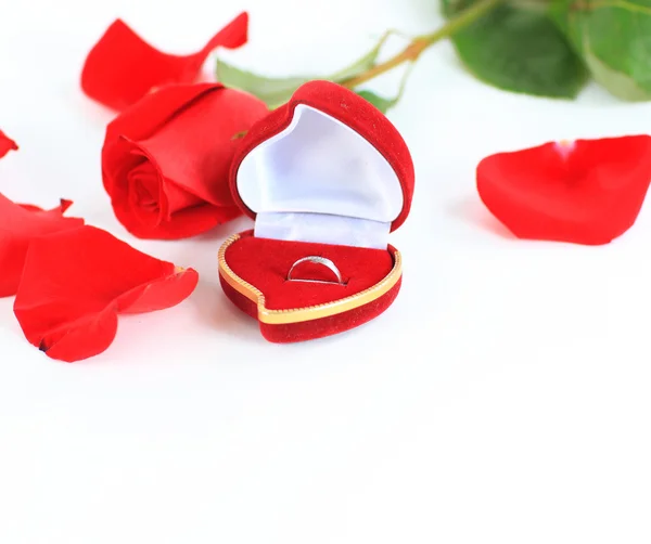 A rose and a box with rings — Stock Photo, Image