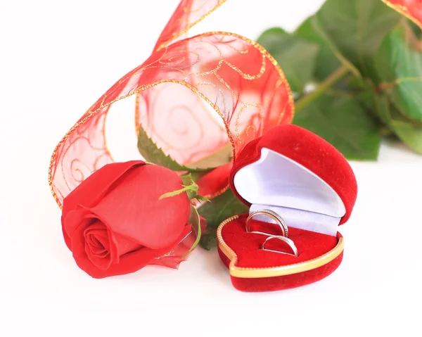 Роза и коробка с кольцами — стоковое фото