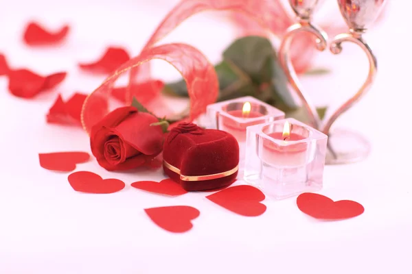 Una rosa e una scatola con anelli — Foto Stock