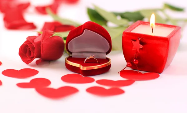 Una rosa y una caja con anillos — Foto de Stock