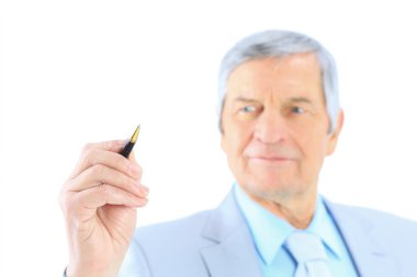 yaş, işadamı havada yazıyor. Beyaz bir arka plan üzerinde izole.