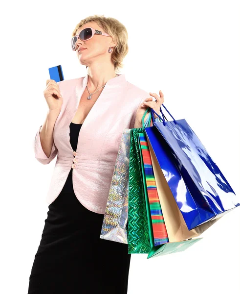 Hermosa mujer en una campaña detrás de las compras . — Foto de Stock