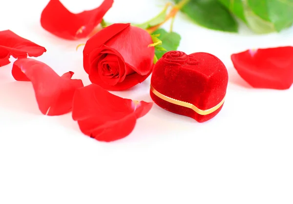 A rose and a box with rings — Stock Photo, Image