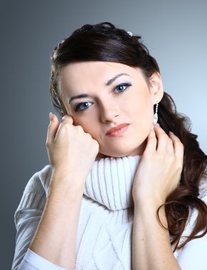 kazaklı güzel bir kız. gri bir arka plan üzerinde izole.