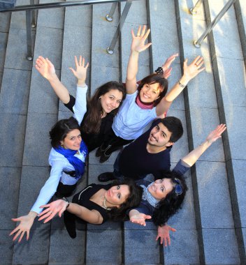 neşeli öğrenci grubu.