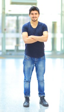 yakışıklı bir genç adam sade giysileri.