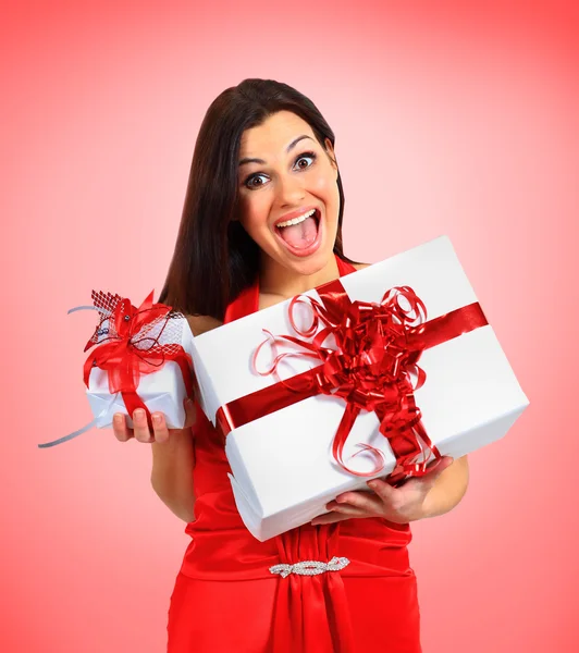 Schönes Mädchen mit Weihnachtsgeschenken. — Stockfoto