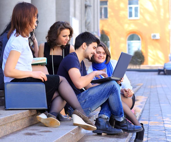 Grupo de estudiantes alegres . — Foto de Stock