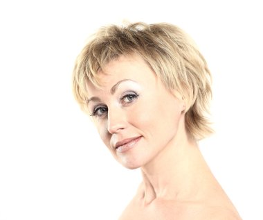 Beyaz arka planda güzel bir kadın modelin portresi