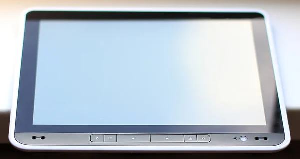 Планшетный компьютер изолирован на заднем плане — стоковое фото